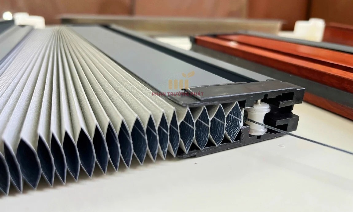 Rèm Tổ Ong Gắn Trên Kính Lùa Ngang Hệ 40