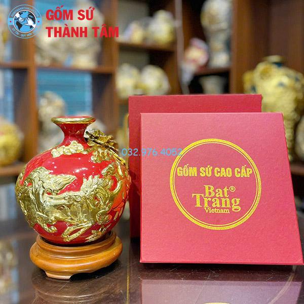 Bình hút lộc màu đỏ công đào đắp nổi dát vàng