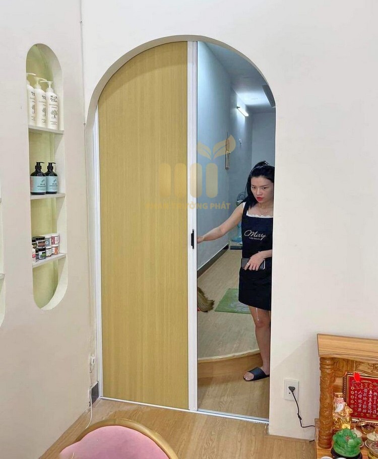 Vách ngăn tổ ong 1 cánh màu sáng khung đen cho phòng khách hiện đại, kèm rèm tổ ong và cửa lưới chống muỗi