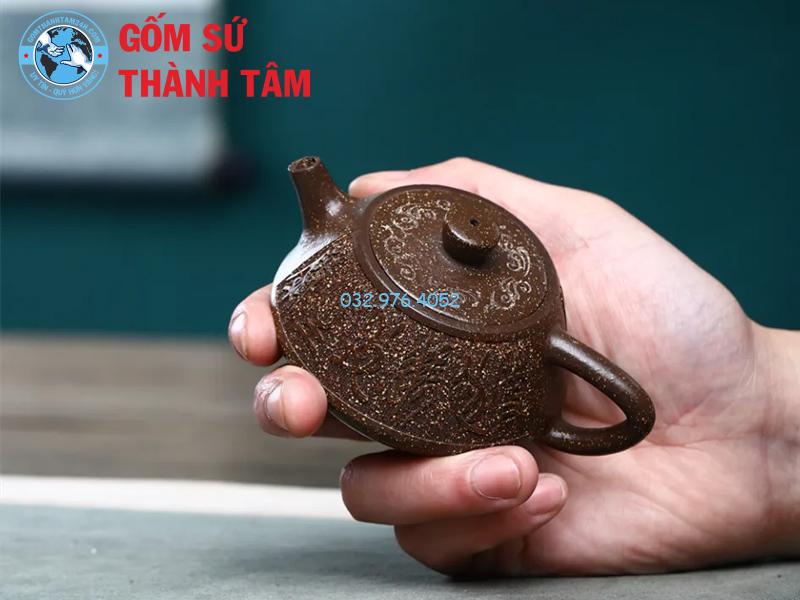Ấm Tử Sa Cao Cấp: Nguồn Gốc, Đặc Điểm Và Cách Bảo Quản Nghệ nhân chạm khắc các hoa văn và họa tiết lên bề mặt ấm