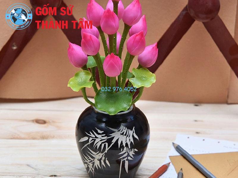 Bình hút lộc cắm hoa gì? Lưu ý khi chọn hoa cắm bình hút lộc Bình hút lộc có thể dùng để cắm hoa sen