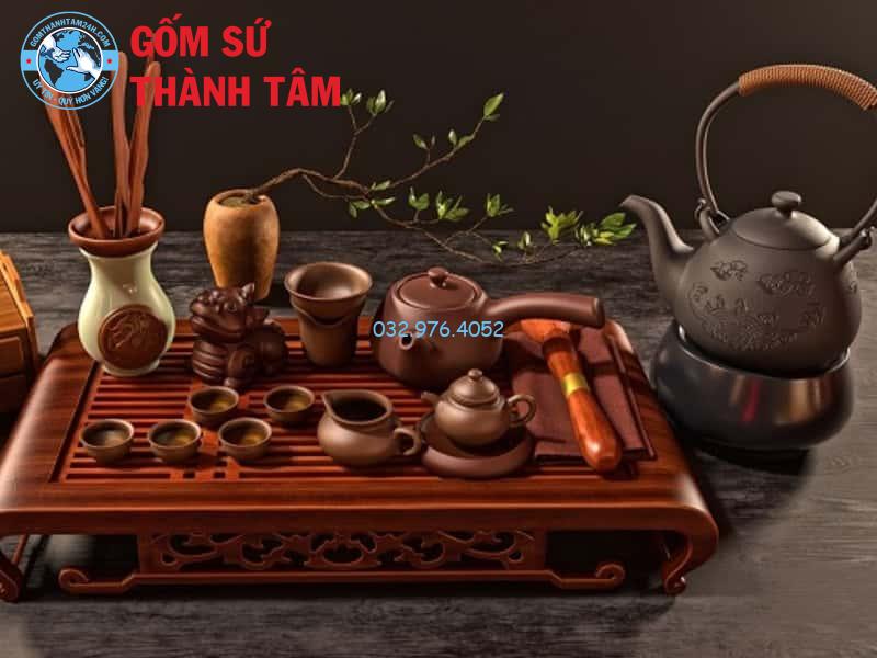 Bộ trà đạo gồm những gì? Hướng dẫn cách sử dụng và bảo quản Bộ trà đạo là một tập hợp các dụng cụ được sử dụng trong nghi thức pha và thưởng thức trà
