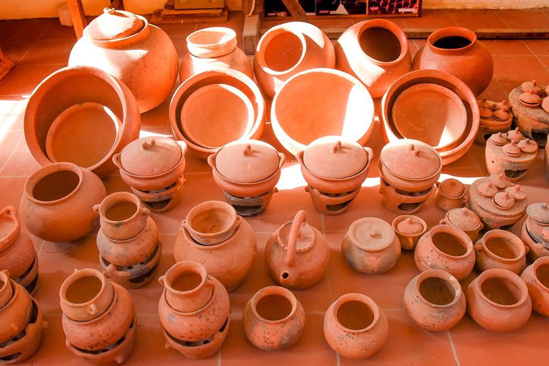 Đất sét ẩm trong quá trình sản xuất gốm - Lớp đất đến tác phẩm nghệ thuật dat set am trong qua trinh san xuat gom hanh trinh tuyet voi tu lop dat den tac pham nghe thuat 6768568c7797b
