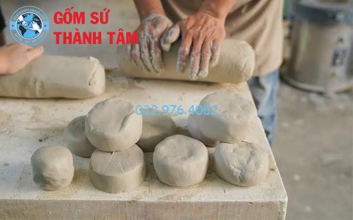 Đất Sét Cao Lanh Là Gì? Ứng Dụng và Cách Bảo Quản Hiệu Quả Cao lanh cho sản xuất gốm sứ do có khả năng chịu nhiệt cao