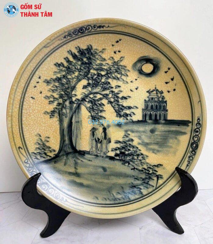Đĩa sứ lưu niệm du lịch – Món quà gợi nhớ hành trình đẹp Đĩa sứ có đế trưng bày trên bàn
