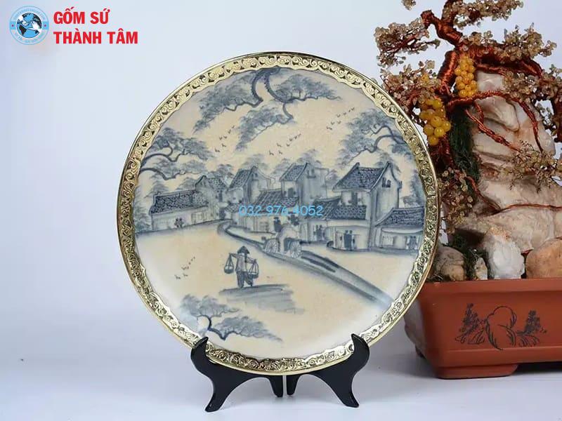 Bạn có thể mua đĩa sứ lưu niệm Hà Nội tại các cửa hàng lưu niệm ở phố cổ