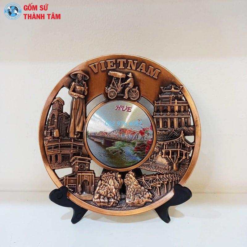 Đĩa sứ lưu niệm Huế thường thể hiện hình ảnh các di tích nổi tiếng