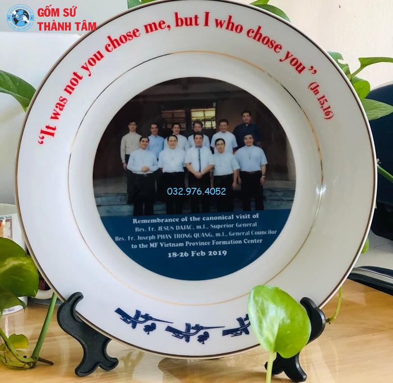 Đĩa sứ lưu niệm sự kiện – Quà tặng sang trọng, ý nghĩa Đĩa sứ in hình ảnh hoặc thông điệp liên quan đến sự kiện