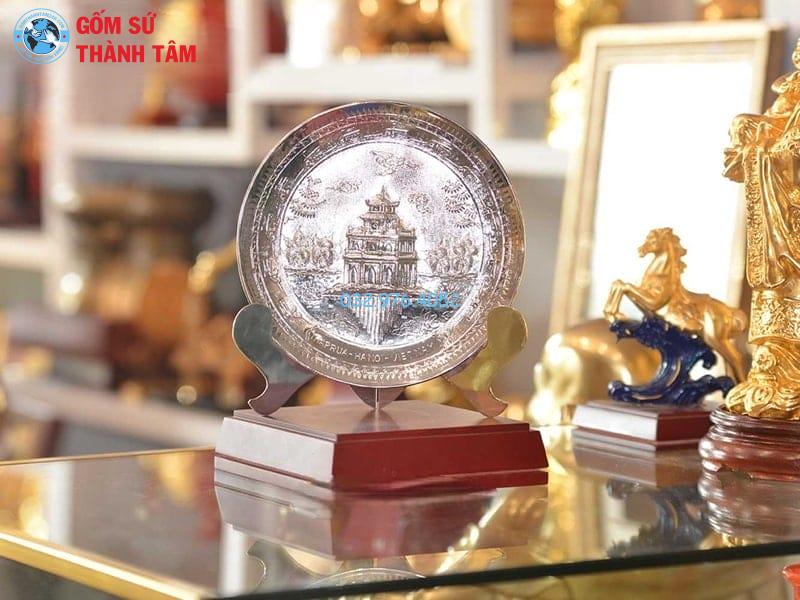 Đĩa sứ lưu niệm sự kiện – Quà tặng sang trọng, ý nghĩa Sử dụng đĩa sứ lưu niệm làm quà tặng cho các buổi lễ ra mắt sản phẩm