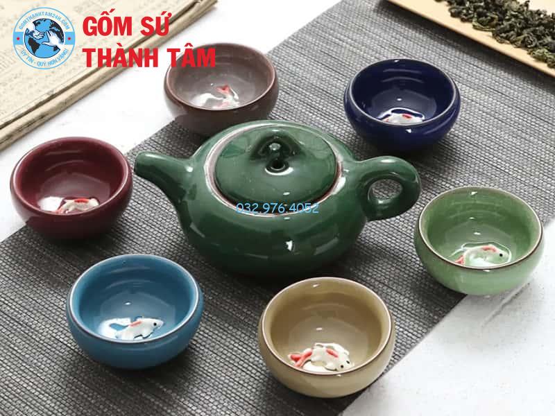 Ly trà có thể được làm bằng gốm sứ hoặc nhiều chất liệu khác nhau
