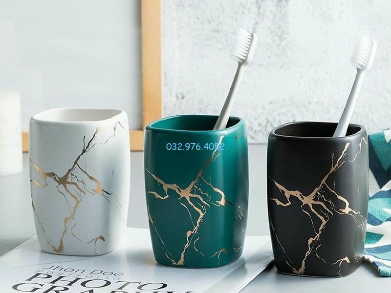 Dụng cụ trong nhà tắm không thể thiếu cốc đựng bàn chải 