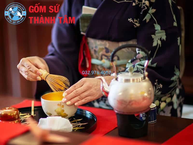 Trà đạo Nhật Bản là gì? Tìm hiểu về nghi thức và ý nghĩa Trường phái Omotesenke chú trọng vào việc bảo tồn các nghi thức truyền thống cổ xưa của trà đạo